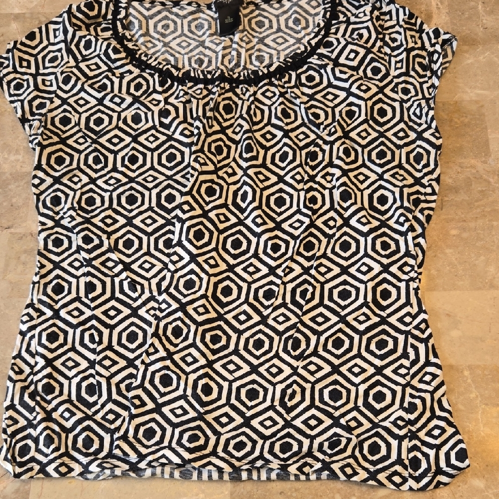 Ann Taylor Black and White Hexagon Pattern Top